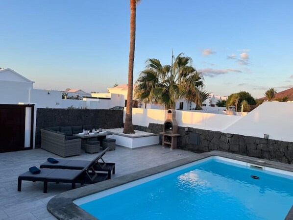Una piscina al aire libre, una piscina climatizada