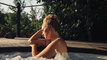 Bồn tắm spa ngoài trời