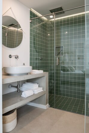 Combined shower/tub, eco-friendly toiletries, hair dryer, bathrobes - Casa de Cidade (Silves)