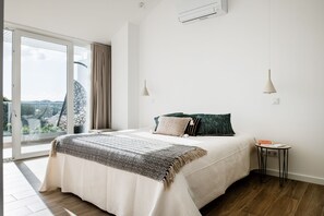 2 bedrooms, desk, iron/ironing board, travel crib
