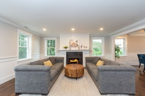 Boston`s Luxury Home: Pet-Friendly, 4BR, Sleeps 10