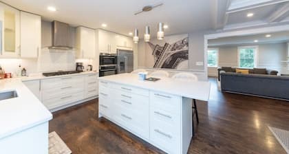 Boston`s Luxury Home: Pet-Friendly, 4BR, Sleeps 10