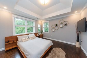 4 bedrooms, desk, iron/ironing board, free WiFi