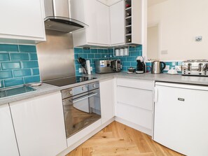 Casa de campo | Cocina privada | Refrigerador, lavavajillas, tetera eléctrica y tostadora