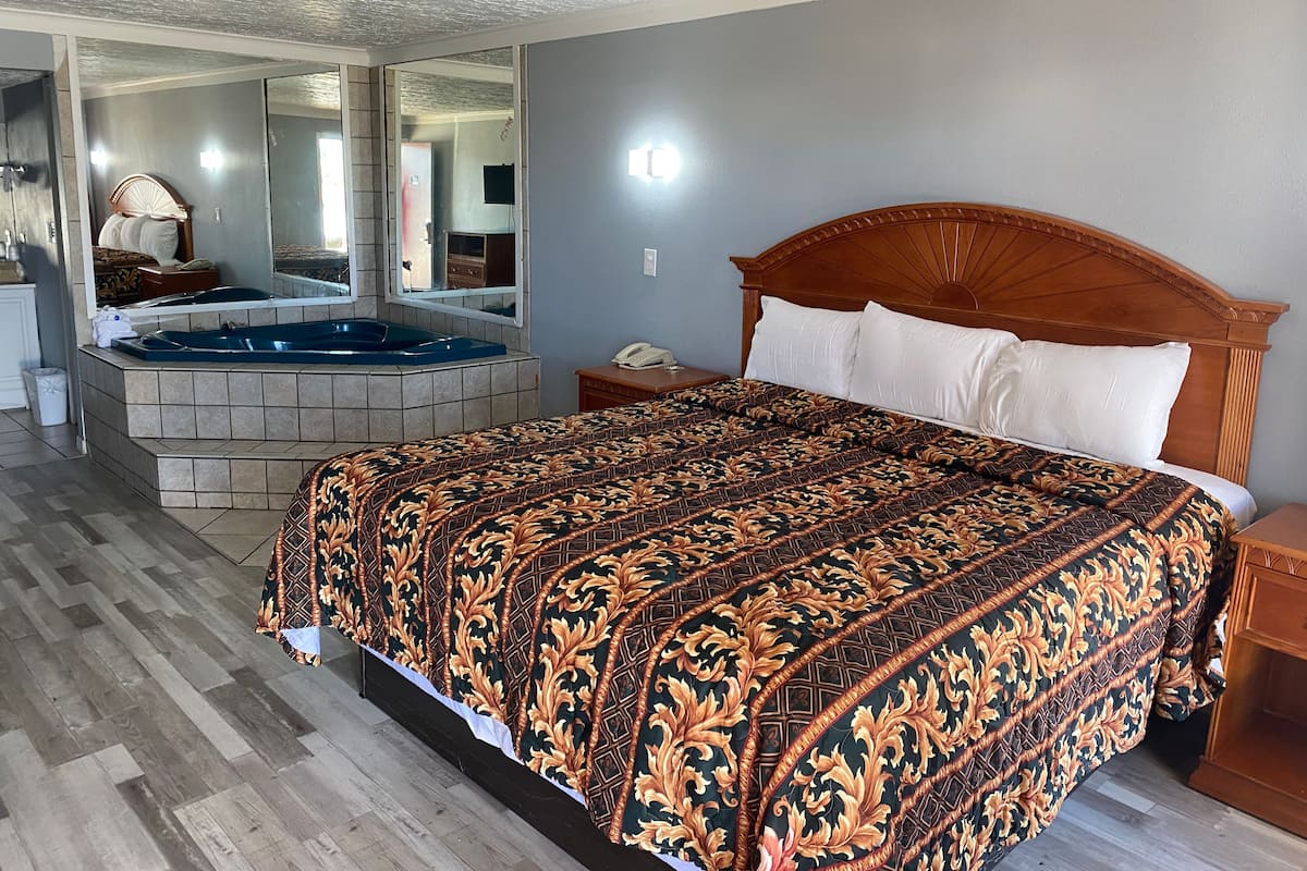 Room, 1 King Bed, Smoking, Jetted Tub | Free WiFi, bed sheets