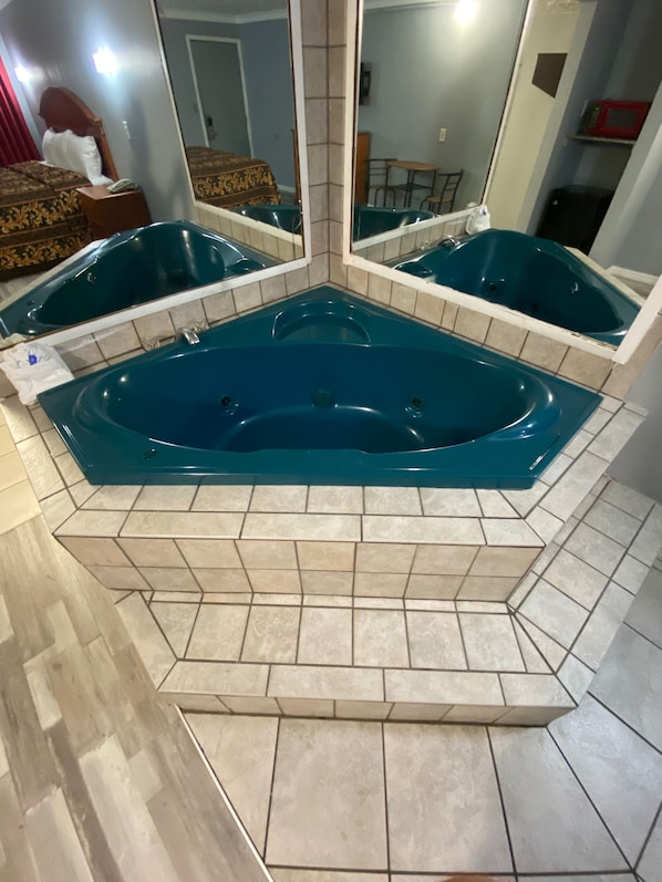 Room, 1 King Bed, Smoking, Jetted Tub | Jetted bathtub