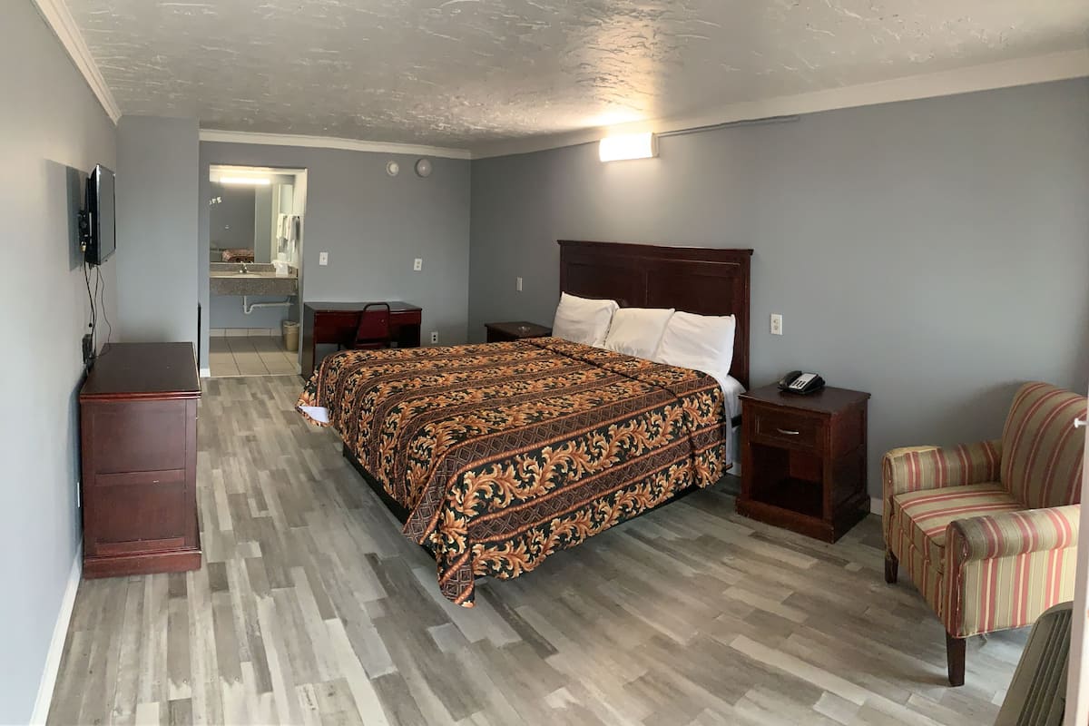 Single Room, 1 King Bed, Smoking | Free WiFi, bed sheets