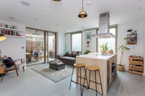 Stylish, pet friendly apartment in  London Fields