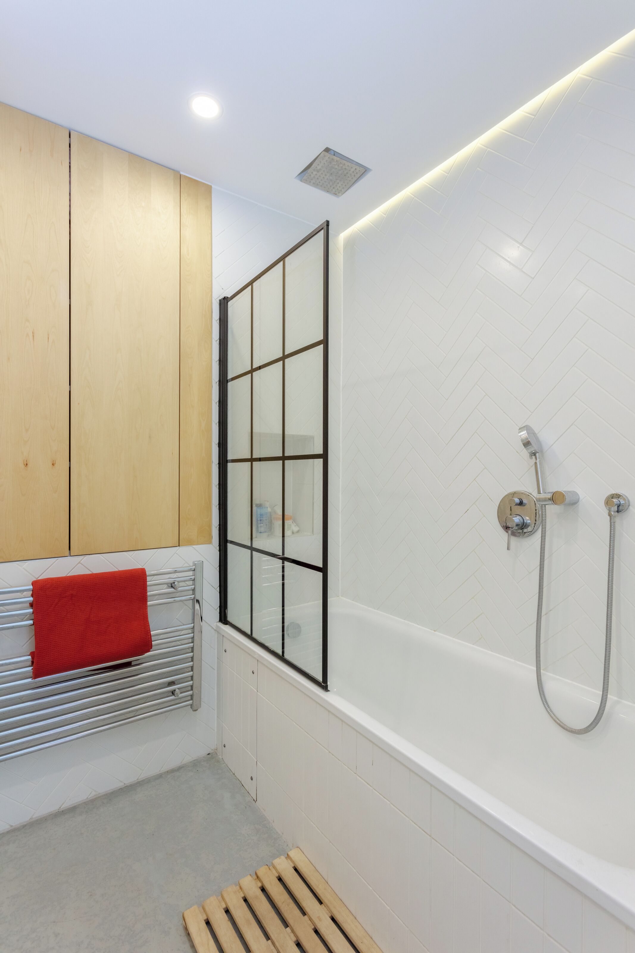Bathtub, hair dryer