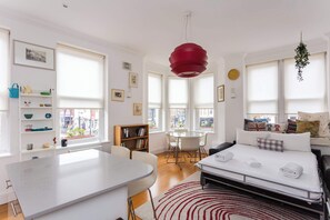 1 bedroom, iron/ironing board, Internet, bed sheets - Chic 1BD Flat in the Vibrant Heart of Camden (London)