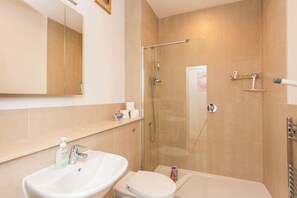 Shower, hair dryer - Chic 1BD Flat in the Vibrant Heart of Camden (London)