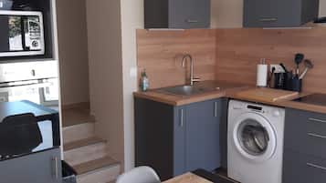 Geladeira, micro-ondas, fogĂŁo, cooktop