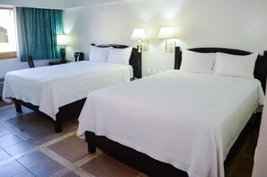 Habitación doble ejecutiva, 2 camas matrimoniales | Ropa de cama de alta calidad y escritorio 