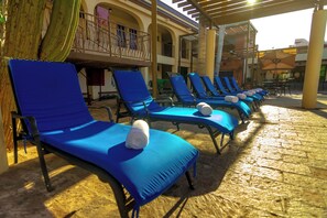Outdoor pool, open 7:00 AM to 10:00 PM, sun loungers - Hotel Armida Guaymas (Guaymas)
