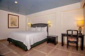 Quarto solteiro executivo, 1 cama King | Roupas de cama premium, escrivaninha, espaço de trabalho para notebook