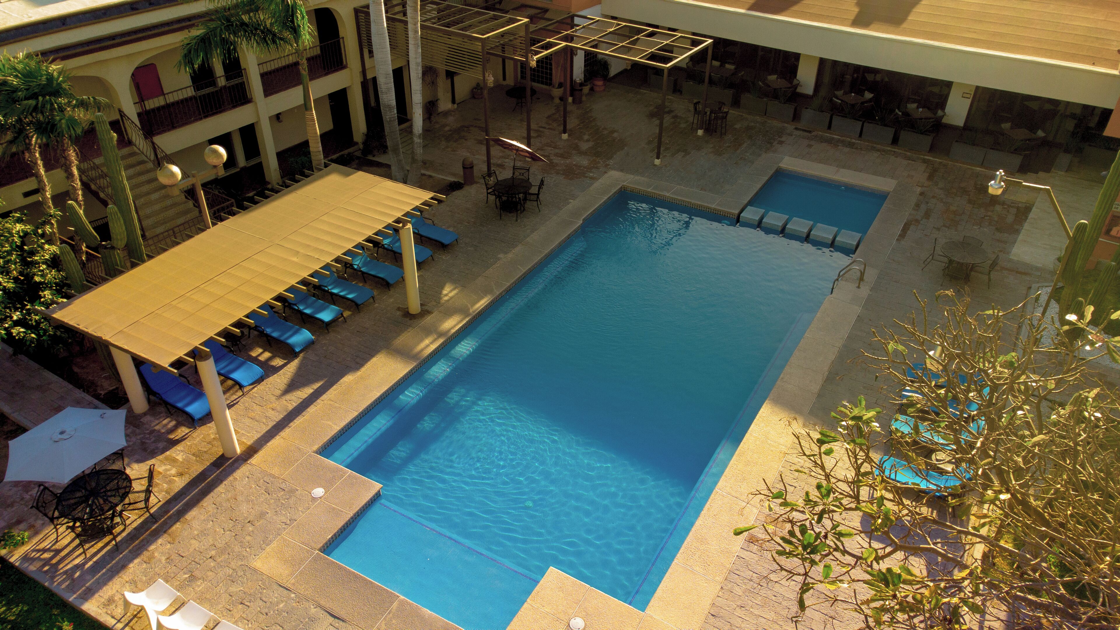 Alberca al aire libre, acceso de 07:00 a 22:00, y camastros 