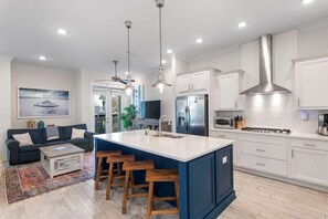 Køleskab, mikrobølgeovn, ovn, kogeplade