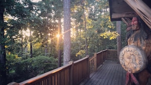 A wooden deck with a railing overlooking a forested area. - Epic views! Hot tub under the stars, close to lake (Broken Bow)