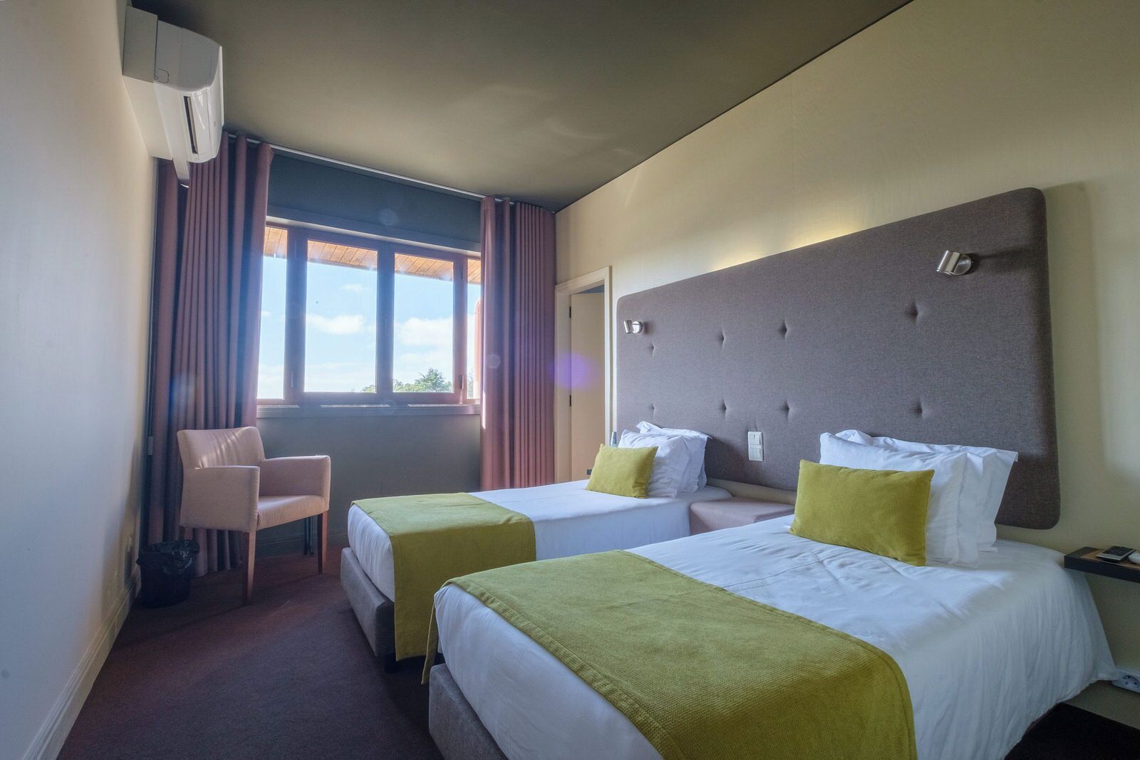 Premium Twin kamer, uitzicht op rivier | Een bureau, verduisterende gordijnen, reisbedje, gratis wifi