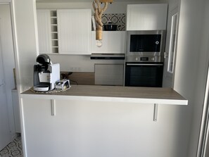Kühlschrank, Mikrowelle, Herdplatte, Geschirrspüler