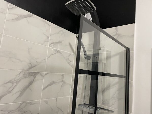Combined shower/tub
