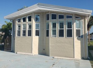 Exterior - This house is located 2 miles from Fort Myers Beach, 3 miles from Sanibel, (Fort Myers)