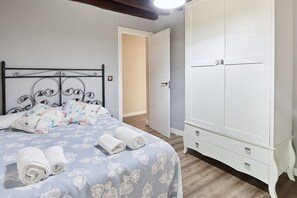 4 bedrooms, desk, iron/ironing board, free WiFi