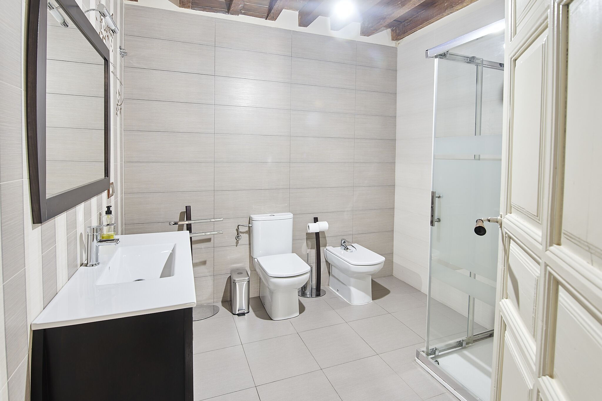 Douche, sèche-cheveux, bidet, serviettes fournies