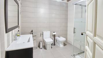 Dusj, hårføner, bidé og håndklær