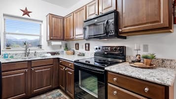 Refrigerador, microondas, horno y parrilla de estufa