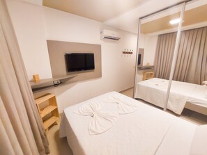家庭公寓, 露台, 泳池景观 | 2 多间卧室、免费 WiFi