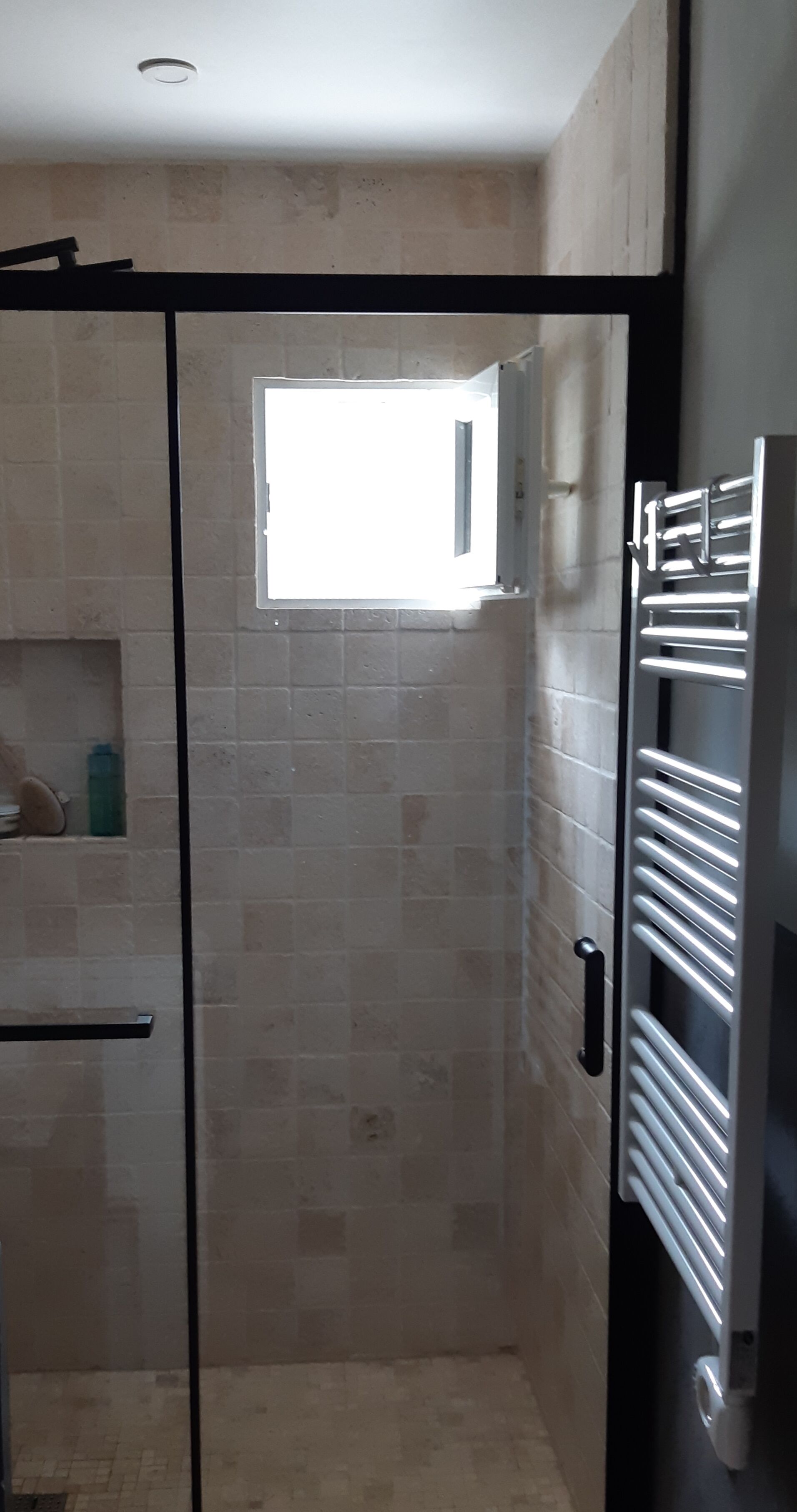 Douche, sèche-cheveux, papier toilette