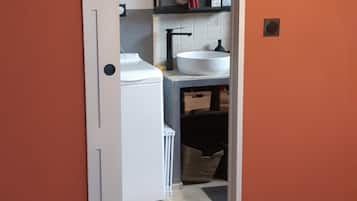 1 chambre, fer et planche à repasser