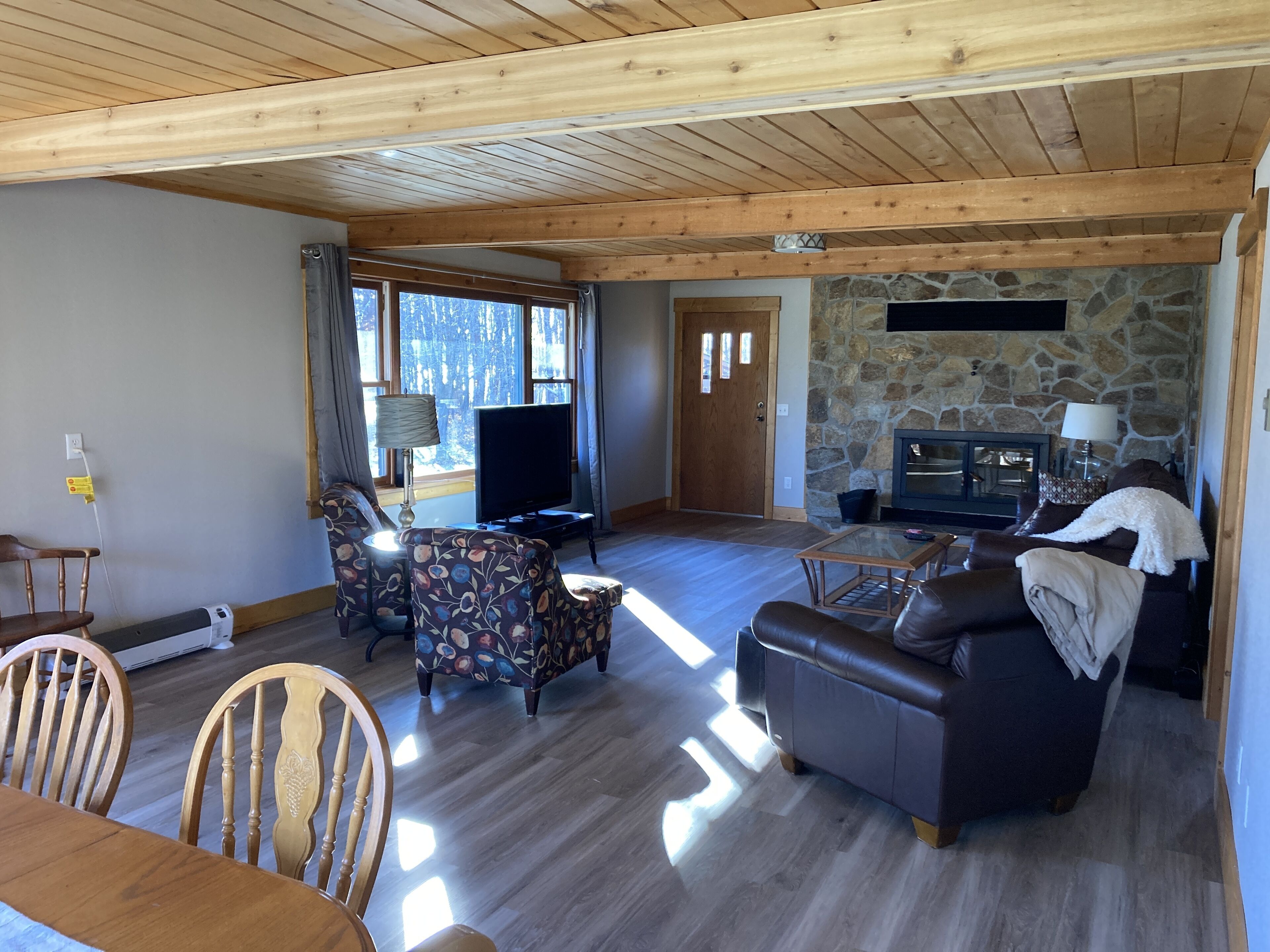 TV connectée, cheminée, lecteur de DVD