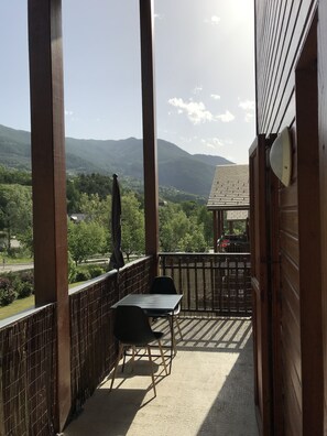 A balcony with a table and chairs, overlooking a mountainous landscape. - Guillestre, 2-room apartment with a terrace, near the shuttle buses to the ski resorts in Queyras (Guillestre)