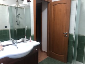 Ducha, secador de pelo, bidé y toallas