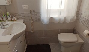 Dusche, Haartrockner, Bidet, Handtücher