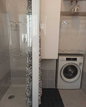 Dusche, Haartrockner, Bidet, Handtücher