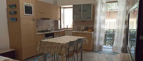 Kühlschrank, Ofen, Herdplatte, Wasserkocher mit Kaffee-/Teezubehör