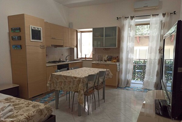 Kühlschrank, Ofen, Herdplatte, Wasserkocher mit Kaffee-/Teezubehör