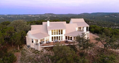 Spectacular Lake Travis views on Private Hilltop, Family Friendly Ranch