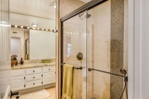 Dusche, Haartrockner, Handtücher, Toilettenpapier