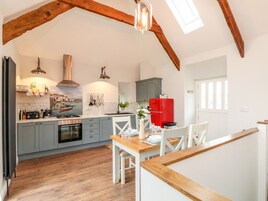 Casa de campo | Cocina privada | Frigorífico, lavavajillas, hervidor eléctrico y tostadora