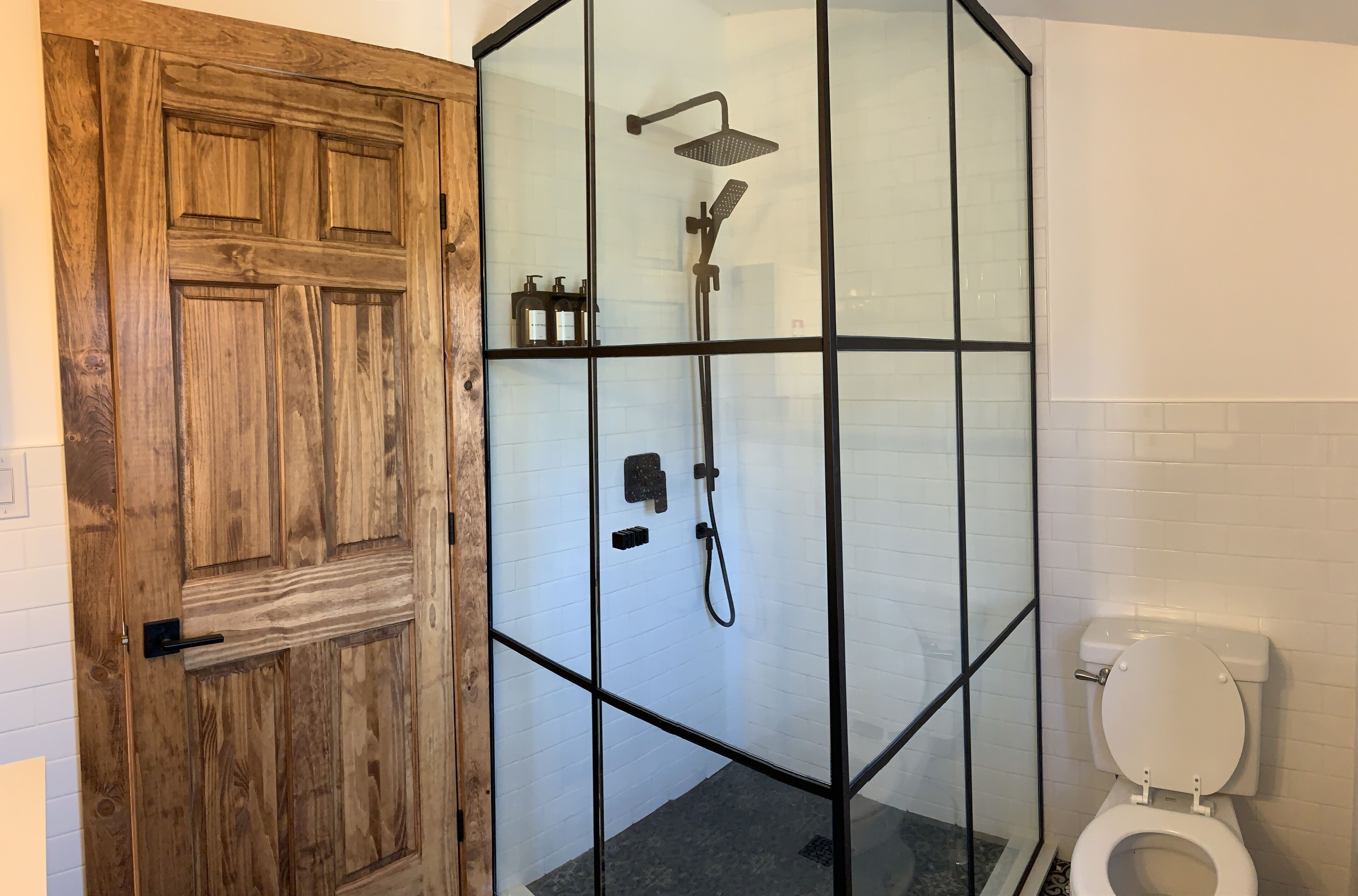 Dusche, umweltfreundliche Kosmetikartikel, Haartrockner, Handtücher