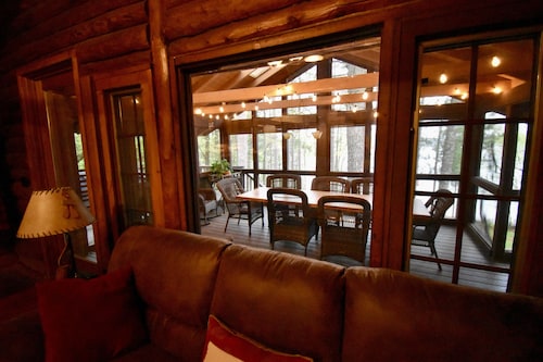 Rustic Lakefront Log Cabin Retreat w/Pontoon included Memorial to Labor Day 