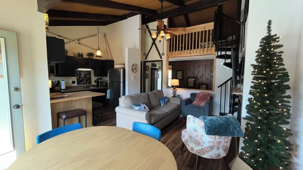Smart TV, chimenea y libros 