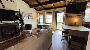 Smart TV, chimenea, libros