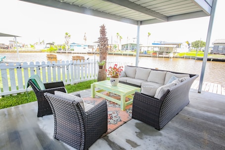 Terrace/patio. (RV2) Paradise in Sargent. Saltwater canal, minutes to ICW and beach.