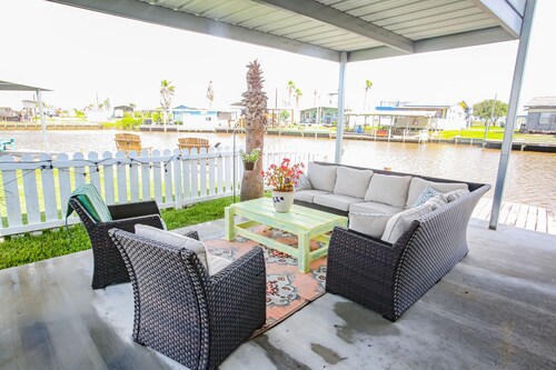 (RV2) Paradise in Sargent. Saltwater canal, minutes to ICW and beach.