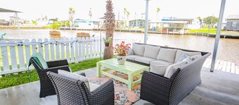 (RV2) Paradise in Sargent. Saltwater canal, minutes to ICW and beach.